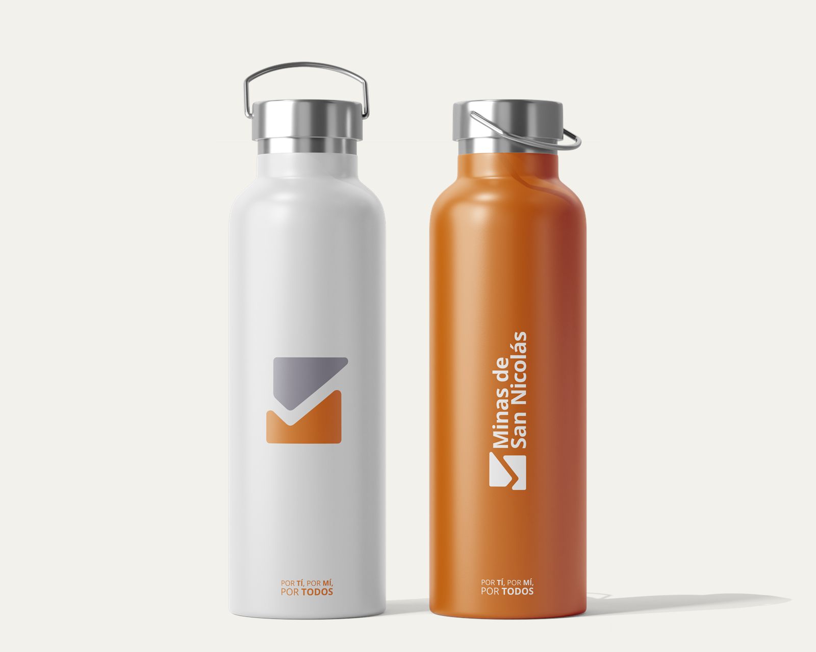 Botellas de agua blanca y naranja con la marca Minas de San Nicolás
