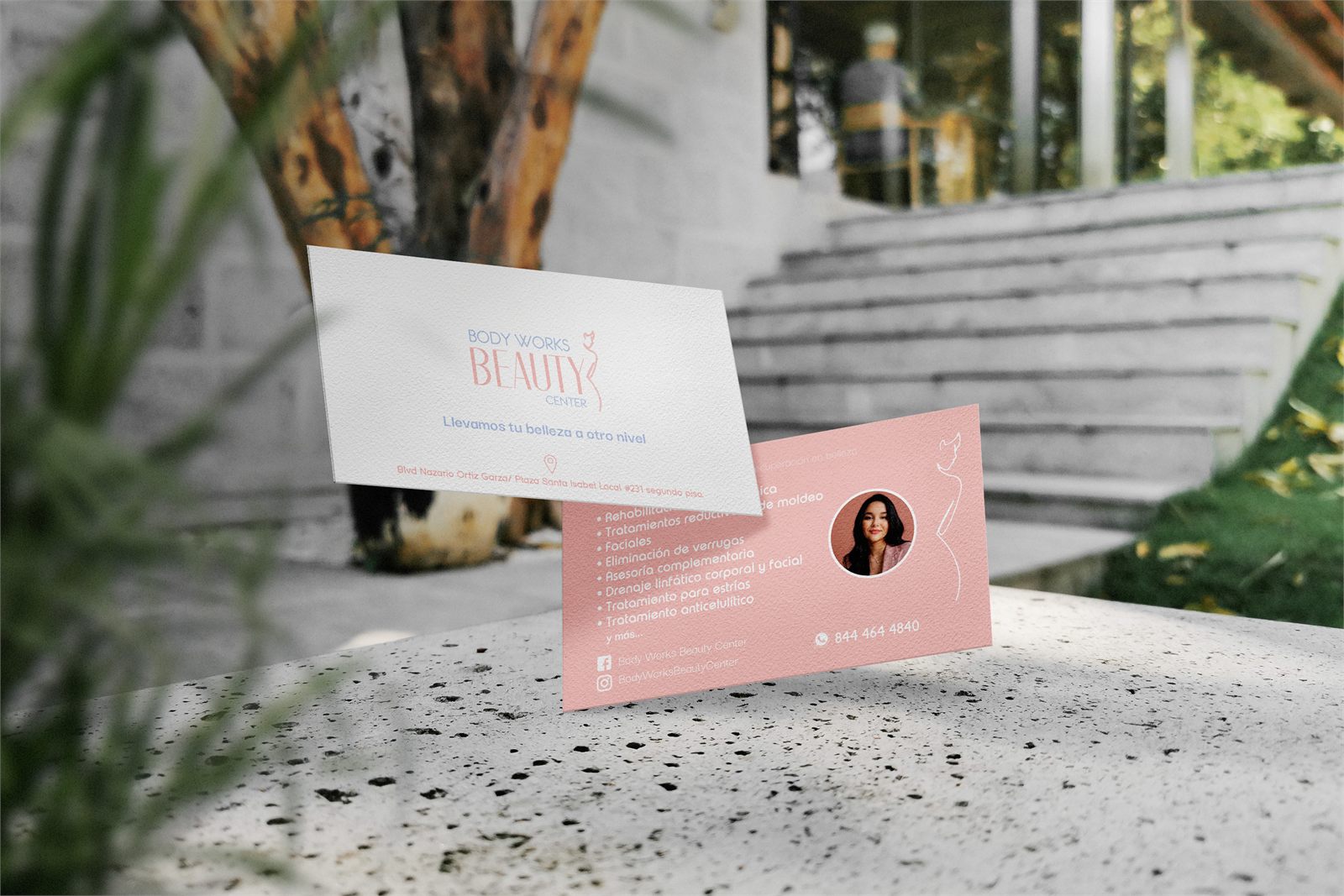 Tarjetas de presentación en tonos rosa para un estudio de belleza
