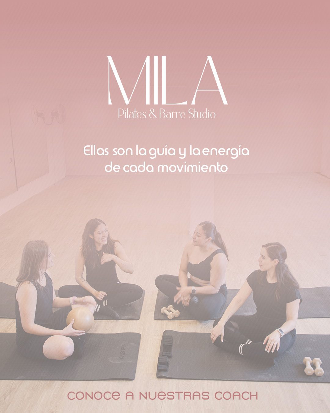 Contenido para MILA Pilates y Barre Studio: el equipo de coaches sentado sobre los tapetes
