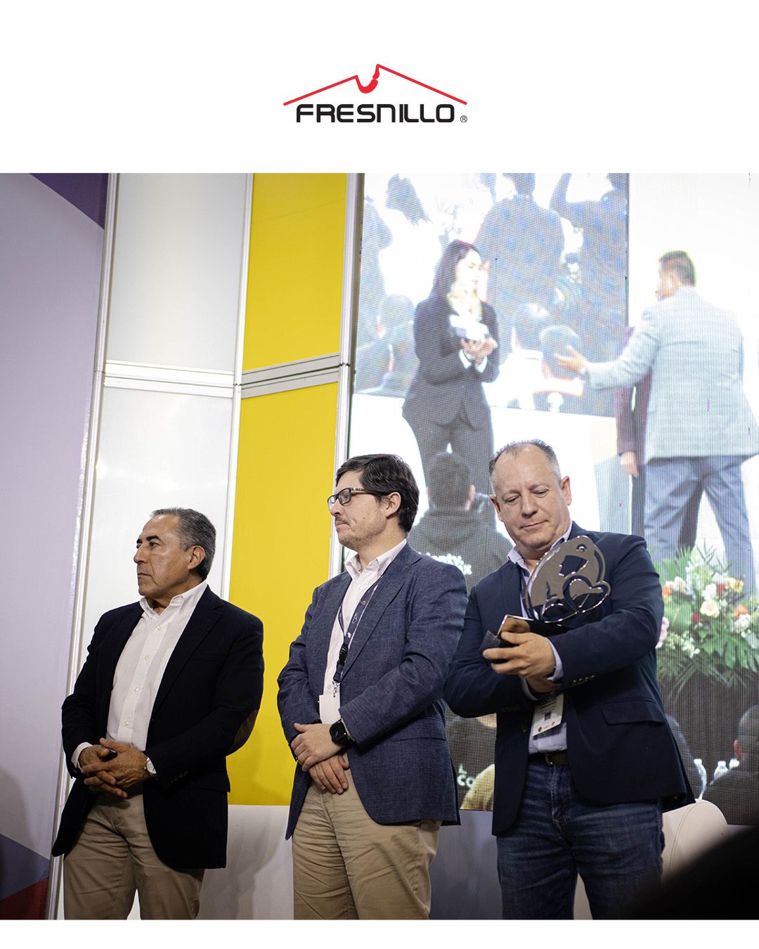 Cobertura de evento corporativo: entrega de un reconocimiento en el escenario del estand de Fresnillo