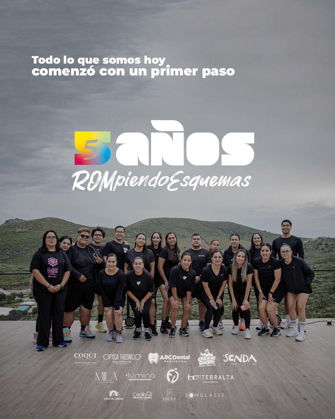 Pieza de aniversario de ROM: cinco años, con foto de grupo en la terraza