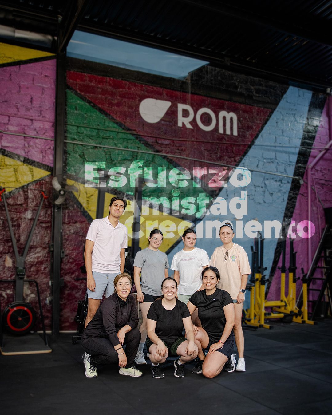 Foto de equipo del gimnasio ROM sobre la leyenda Esfuerzo, Amistad, Crecimiento