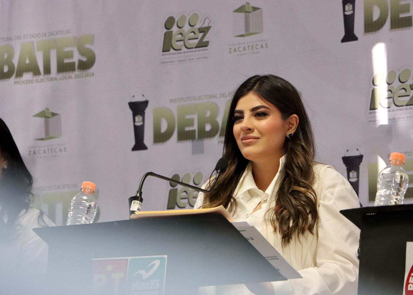Intervención en el pódium durante un debate del Instituto Electoral del Estado de Zacatecas