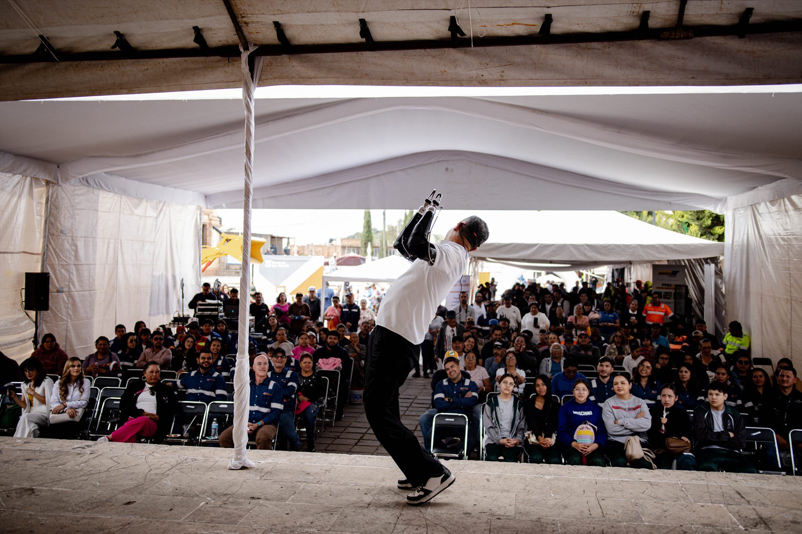 Espectáculo de patinaje en la carpa de la Expo Minería frente al público asistente
