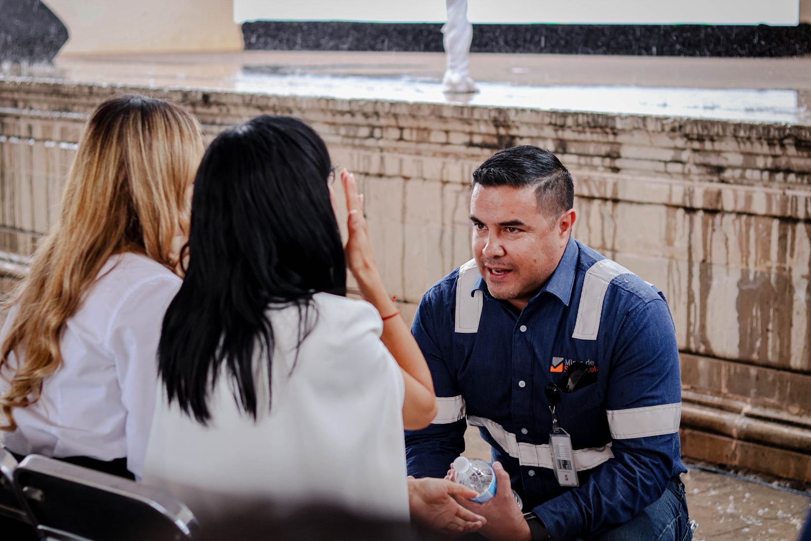 Personal de mina conversa con asistentes durante un recorrido de la Expo Minería