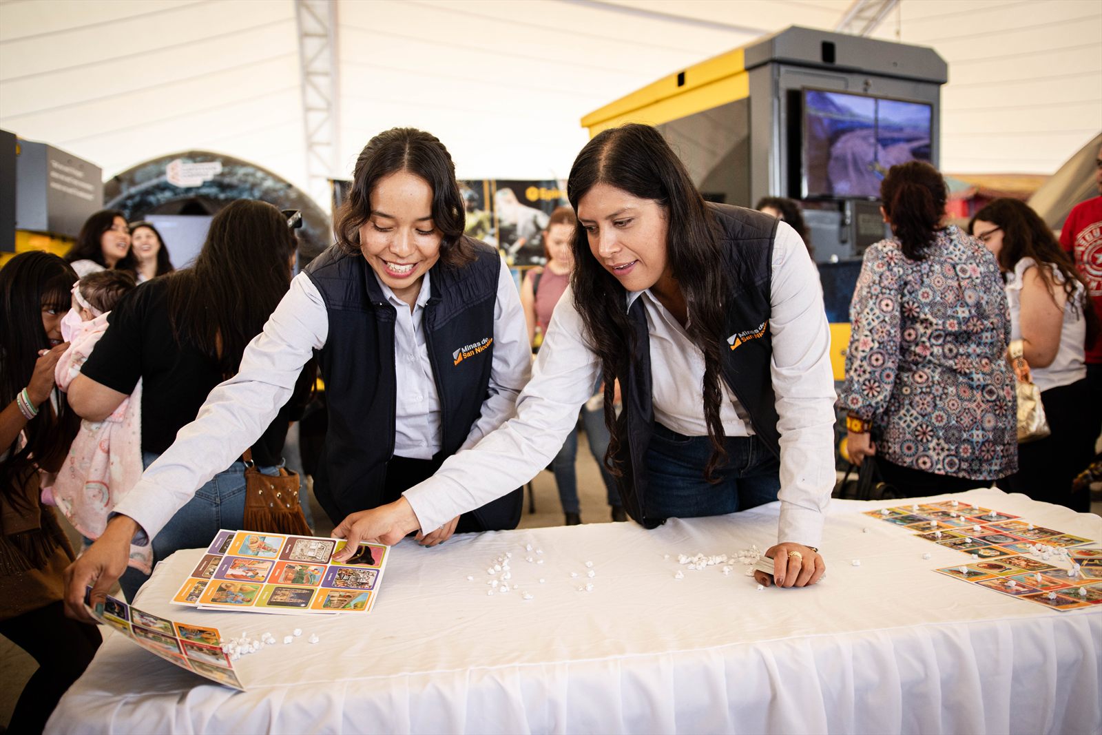 Dinámica con visitantes en el estand de Minas de San Nicolás durante la FENAZA