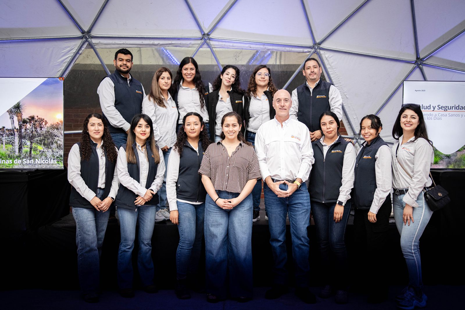 Foto de equipo del personal dentro del domo del estand de la FENAZA