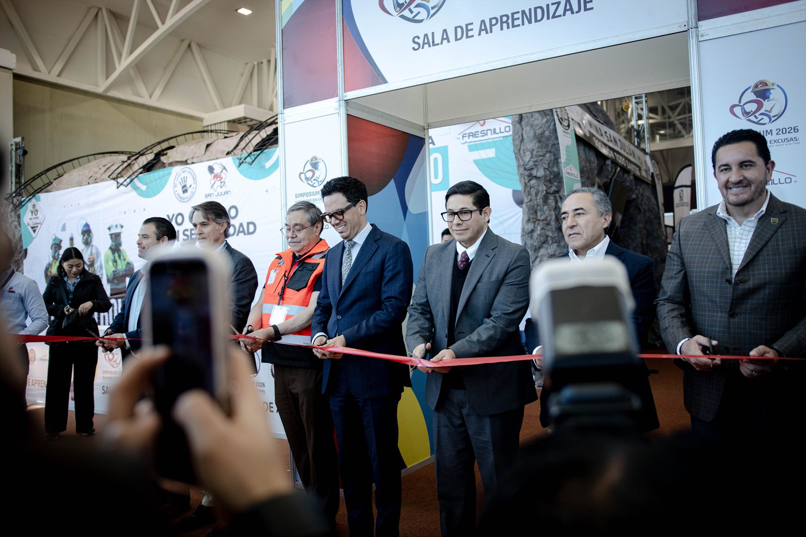 Corte de listón en la inauguración de la Sala de Aprendizaje durante el evento de Fresnillo