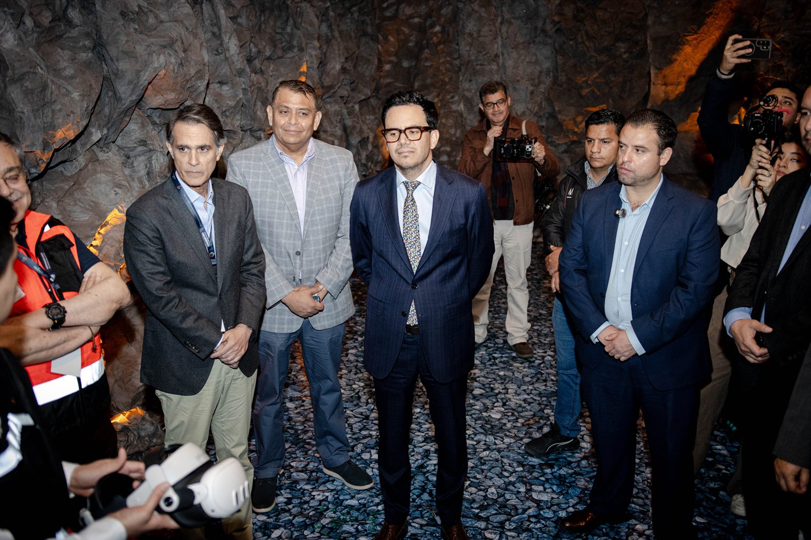 Grupo de invitados posa ante la prensa en el interior de un túnel durante un evento de Fresnillo