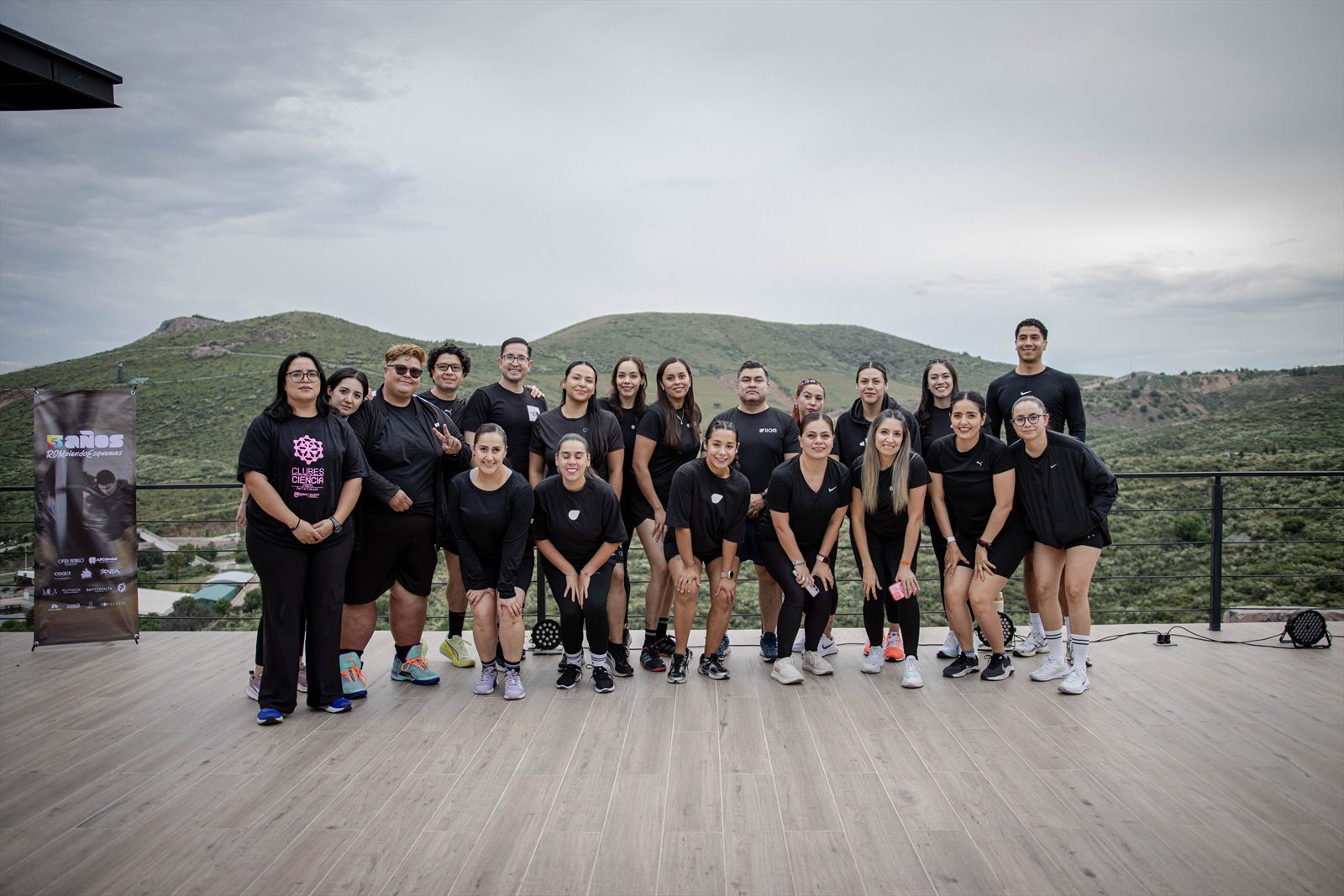 Foto grupal al aire libre en el aniversario de ROM, con el cerro de fondo