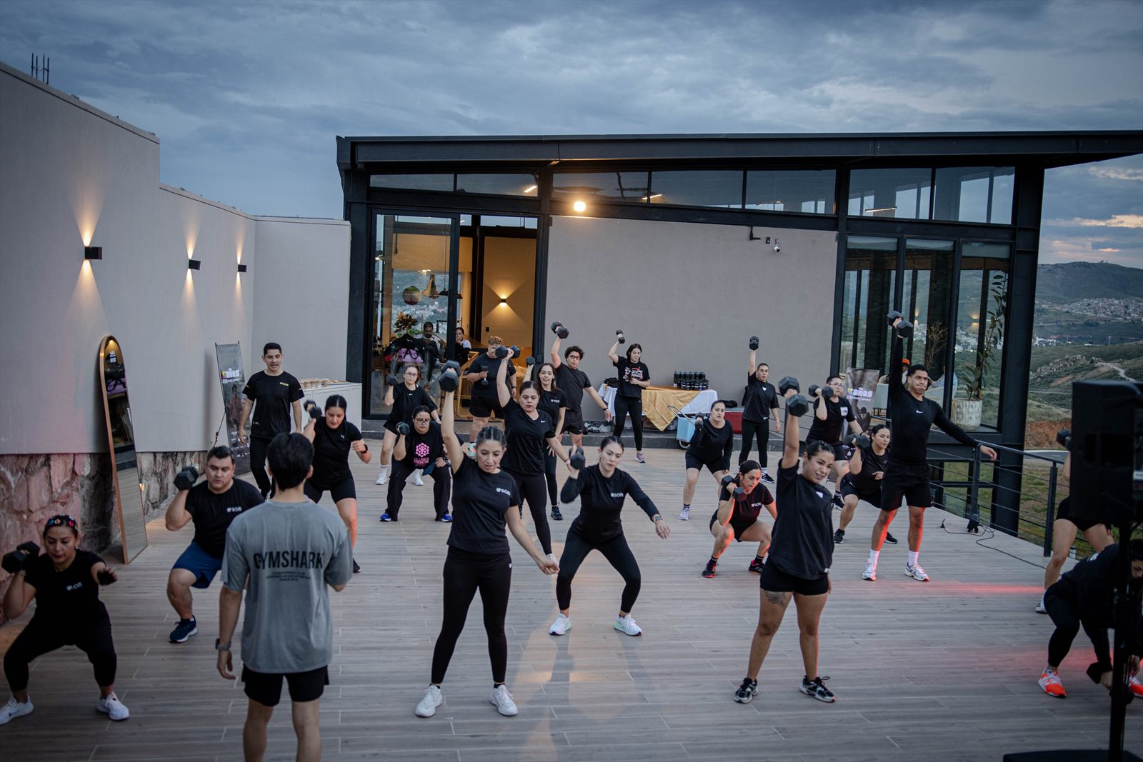 Clase grupal en la terraza durante el aniversario de ROM