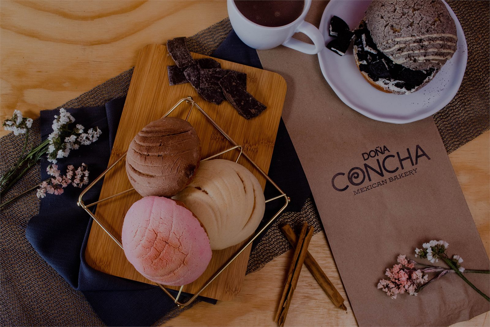Conchas y pan dulce junto a la bolsa de Doña Concha
