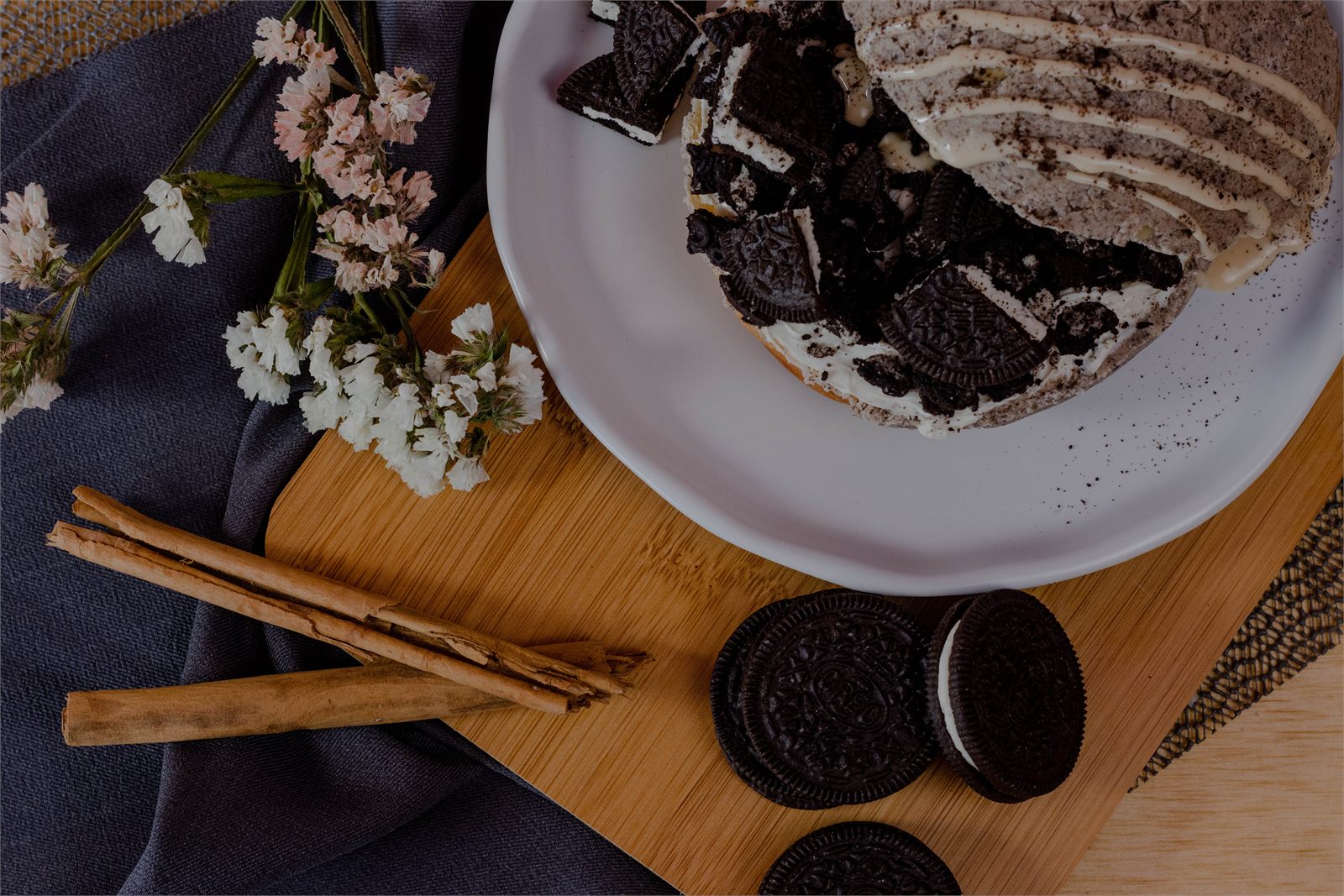 Pastel de galleta con chocolate sobre tabla de madera