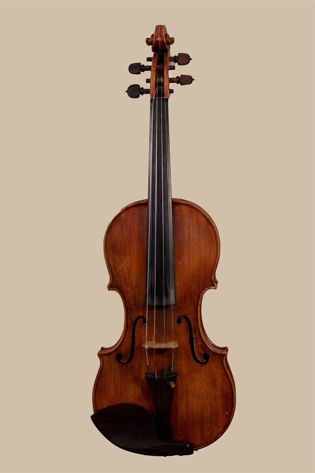 Violín completo de frente sobre fondo beige