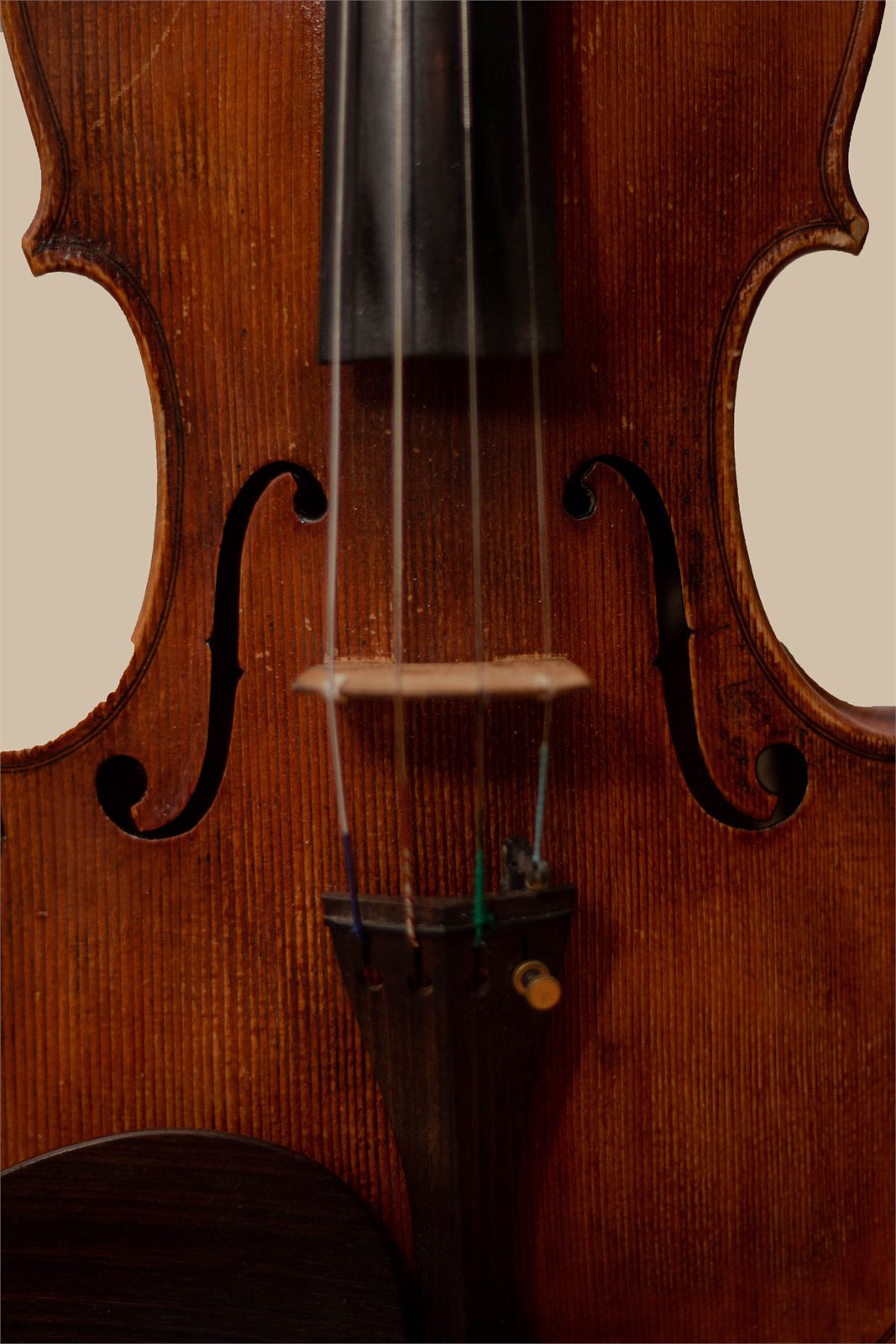 Detalle del puente y las efes de un violín