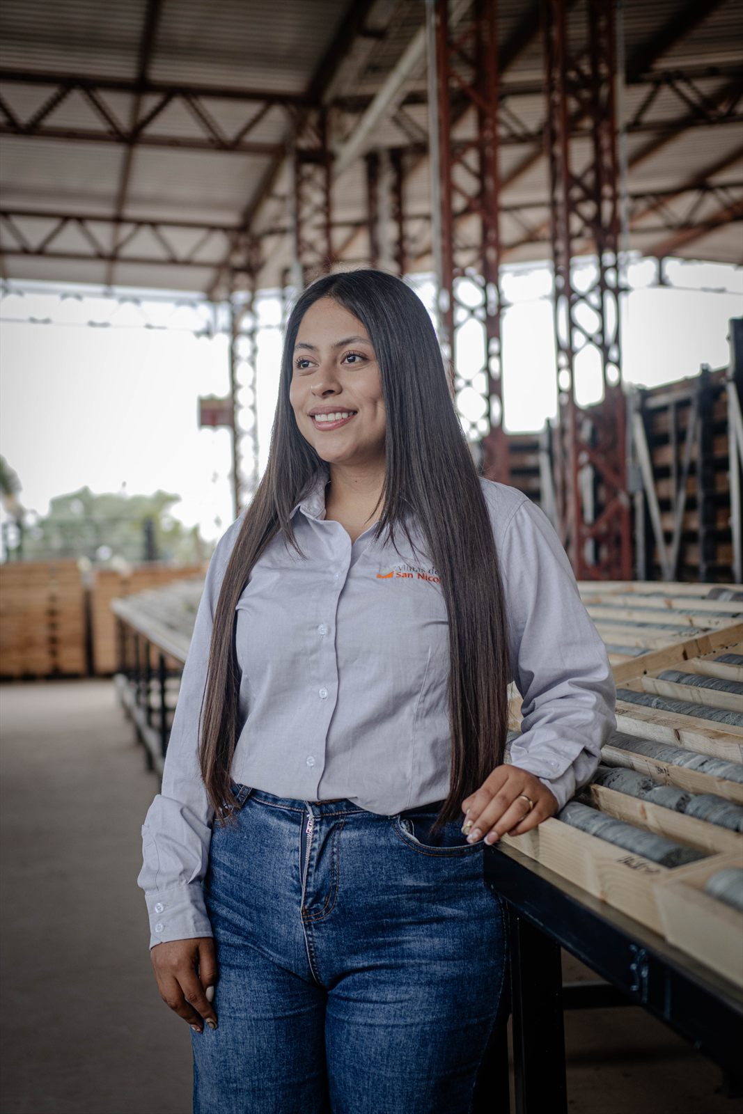 Retrato corporativo en el almacén de núcleos de perforación de Minas de San Nicolás