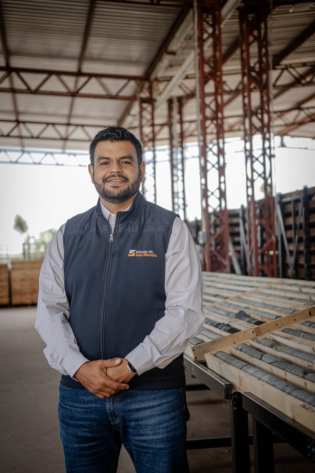 Retrato corporativo con chaleco de la empresa en el almacén de núcleos
