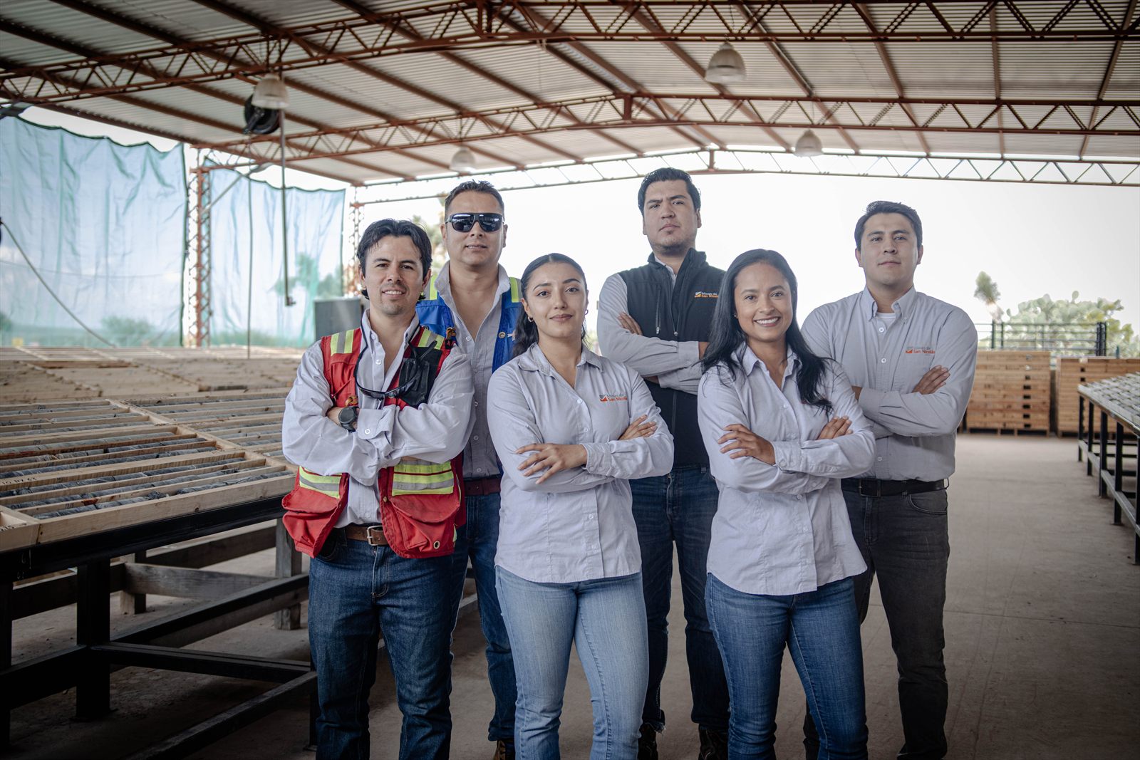 Retrato de equipo de Minas de San Nicolás bajo la nave del almacén de núcleos