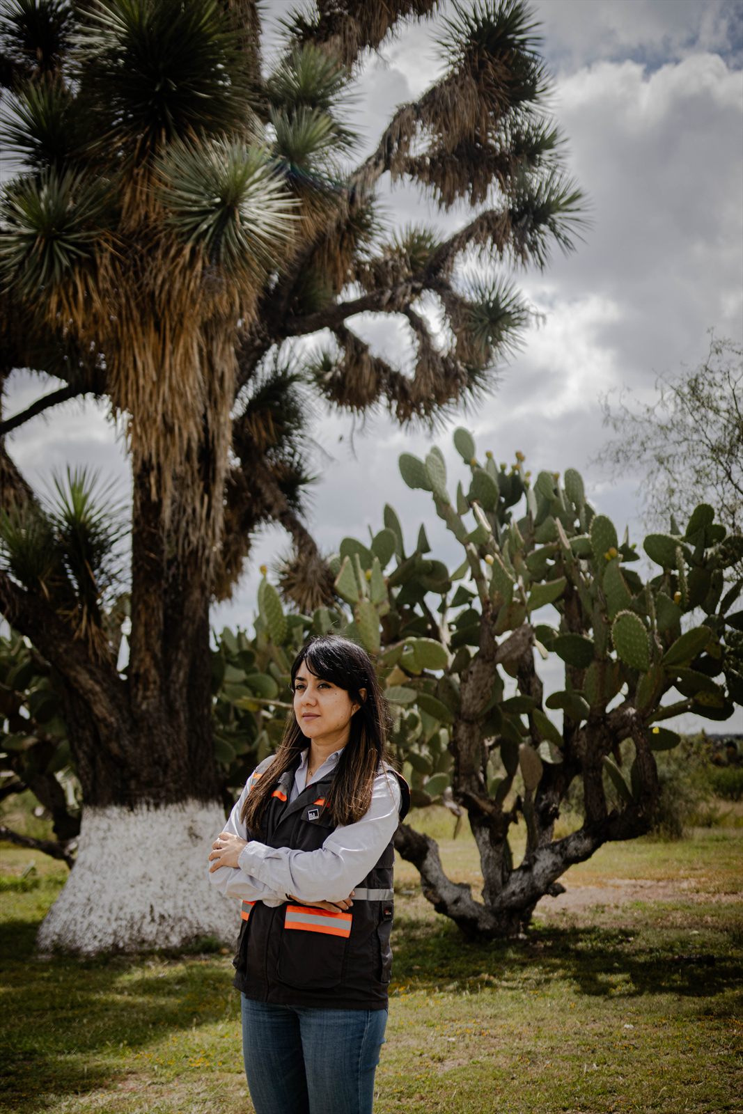 Retrato en exteriores junto a una yuca y nopales del semidesierto zacatecano