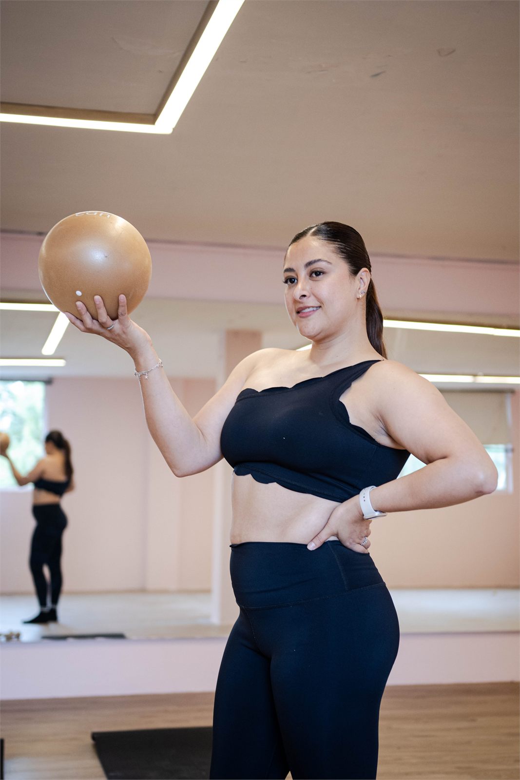 Retrato con balón de pilates en el estudio MILA