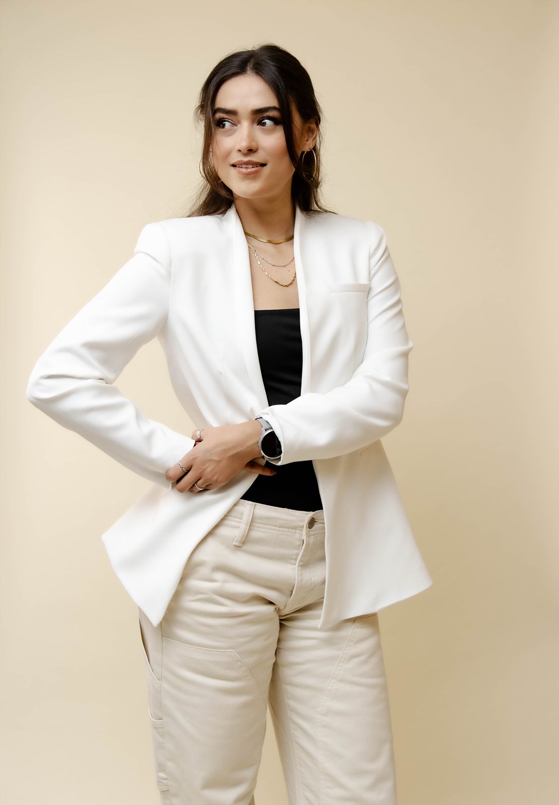 Retrato de pie con traje blanco sobre fondo beige